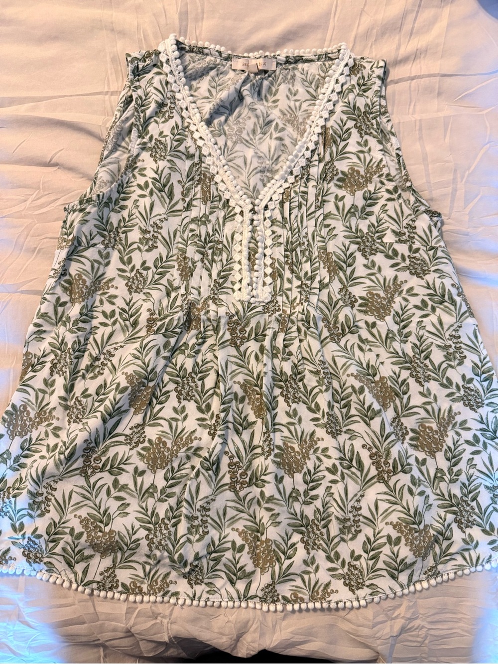 Skies Are Blue White Sleeveless V-Neck Floral Leaf Print Tank
